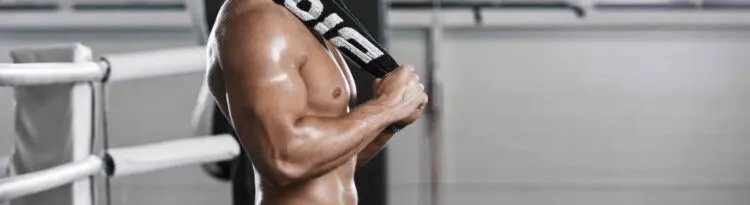 Persona mayor realizando ejercicios de fuerza para recuperar masa muscular