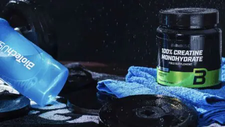 Persona con niveles de colesterol alto tomando creatina