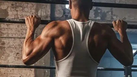 Ejercicio con peso muerto con barra correctamente ejecutado en gimnasio