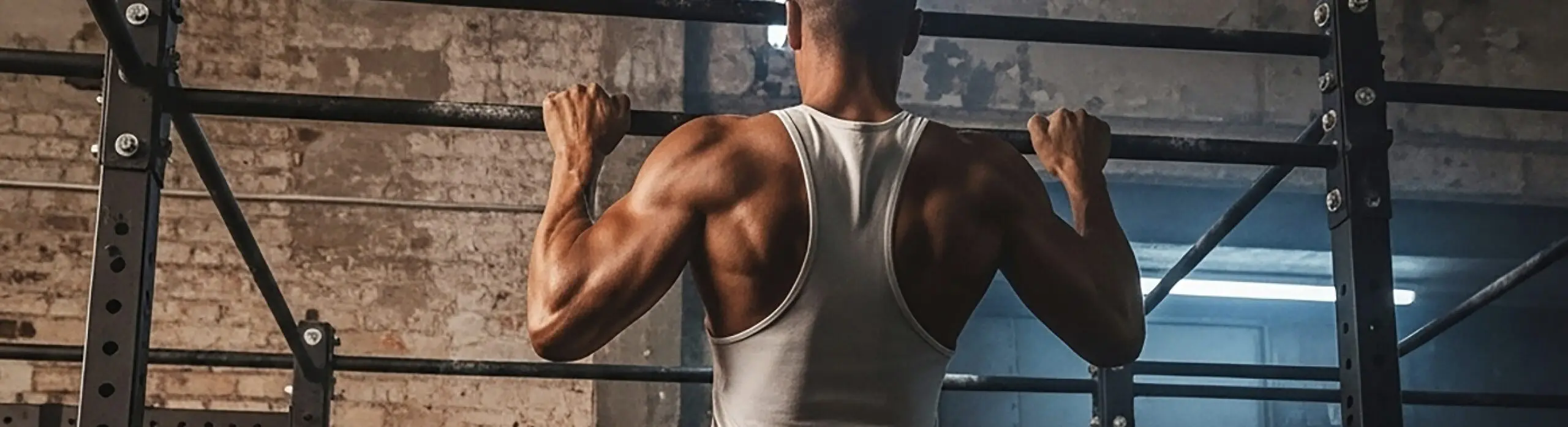 Ejercicio con peso muerto con barra correctamente ejecutado en gimnasio