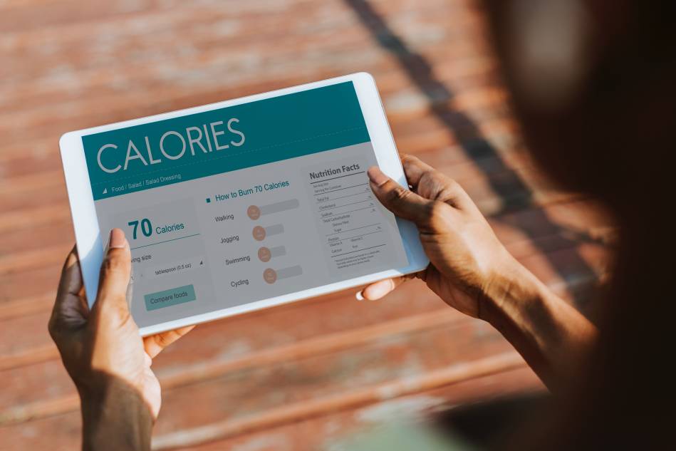 ¿Cuáles son los criterios por los cuales se puede determinar la demanda diaria de calorías?