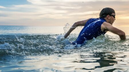 Un atleta se prepara para un triatlón, combinando natación, ciclismo y carrera en su entrenamiento.